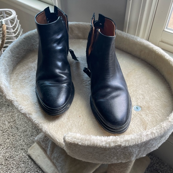 SARTO By Franco Sarto Shoes - Sarto Woman’s Leather Shoes in SZ 8 in gently used condition